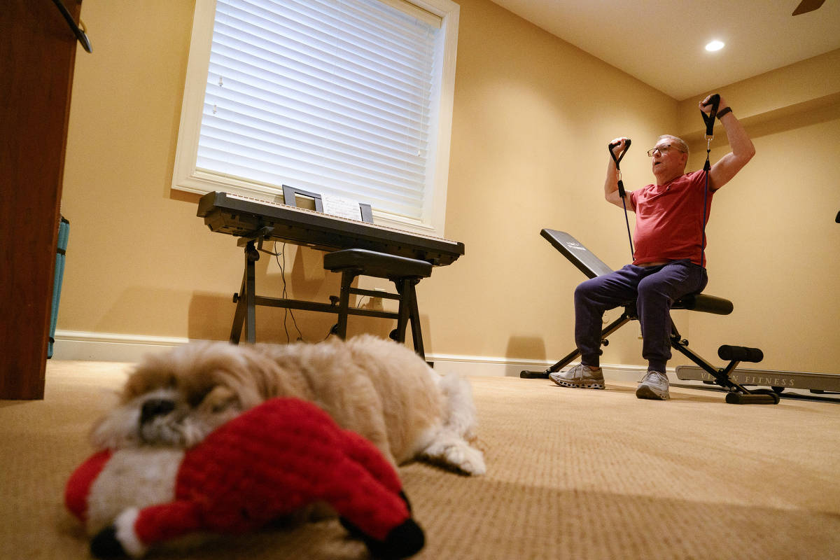 Homem participa de sessão virtual de exercícios em casa