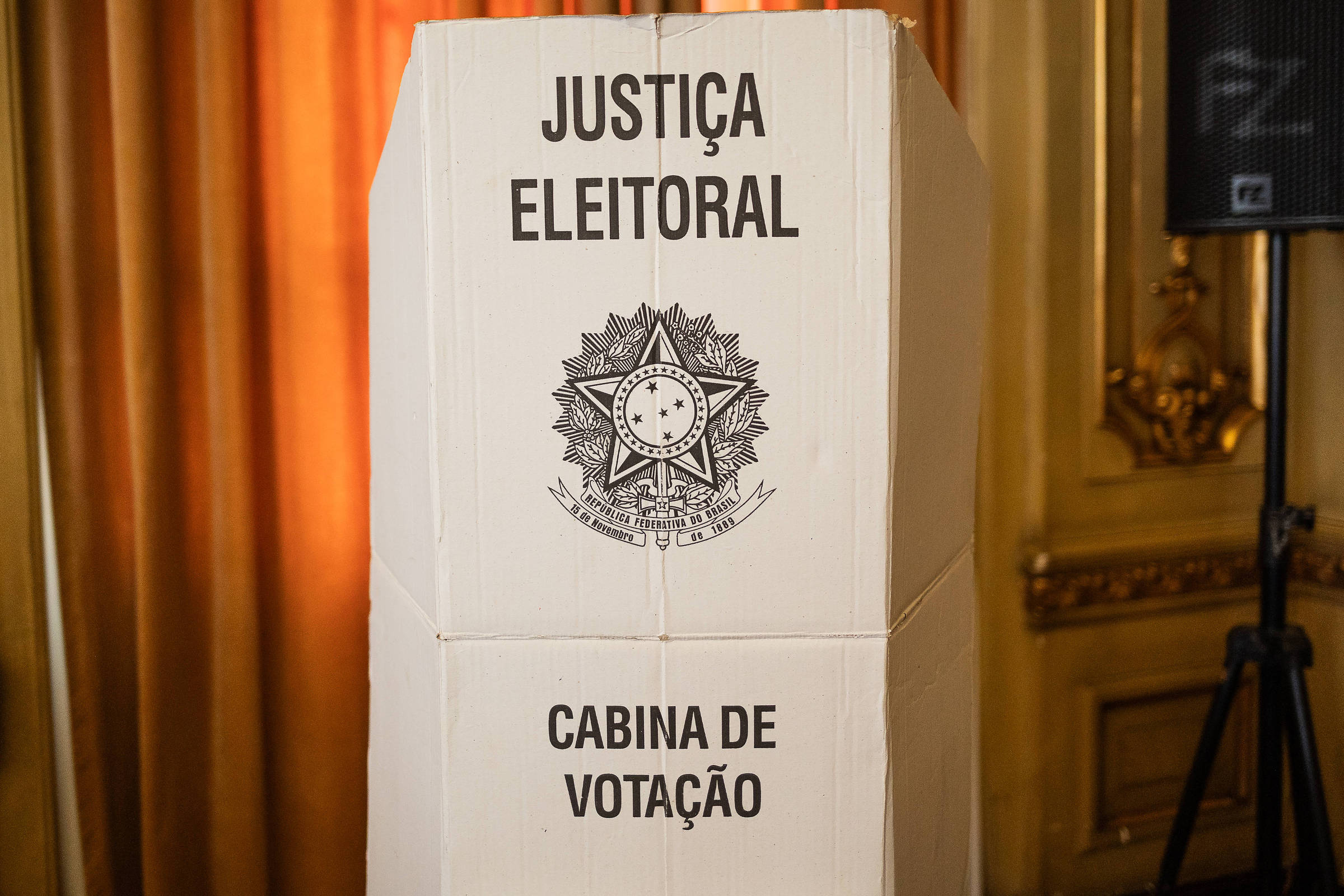 Urna eletrônica em seção eleitoral