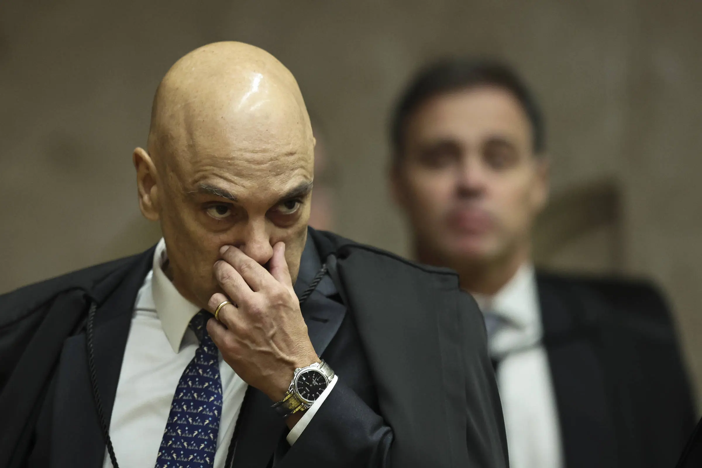 Alexandre de Moraes e André Mendonça em sessão do STF
