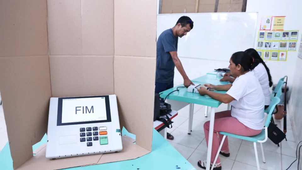 Eleitores indígenas em deslocamento para votar