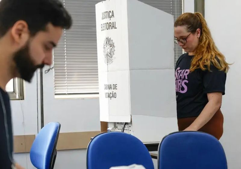 Eleitora utiliza urna eletrônica durante votação