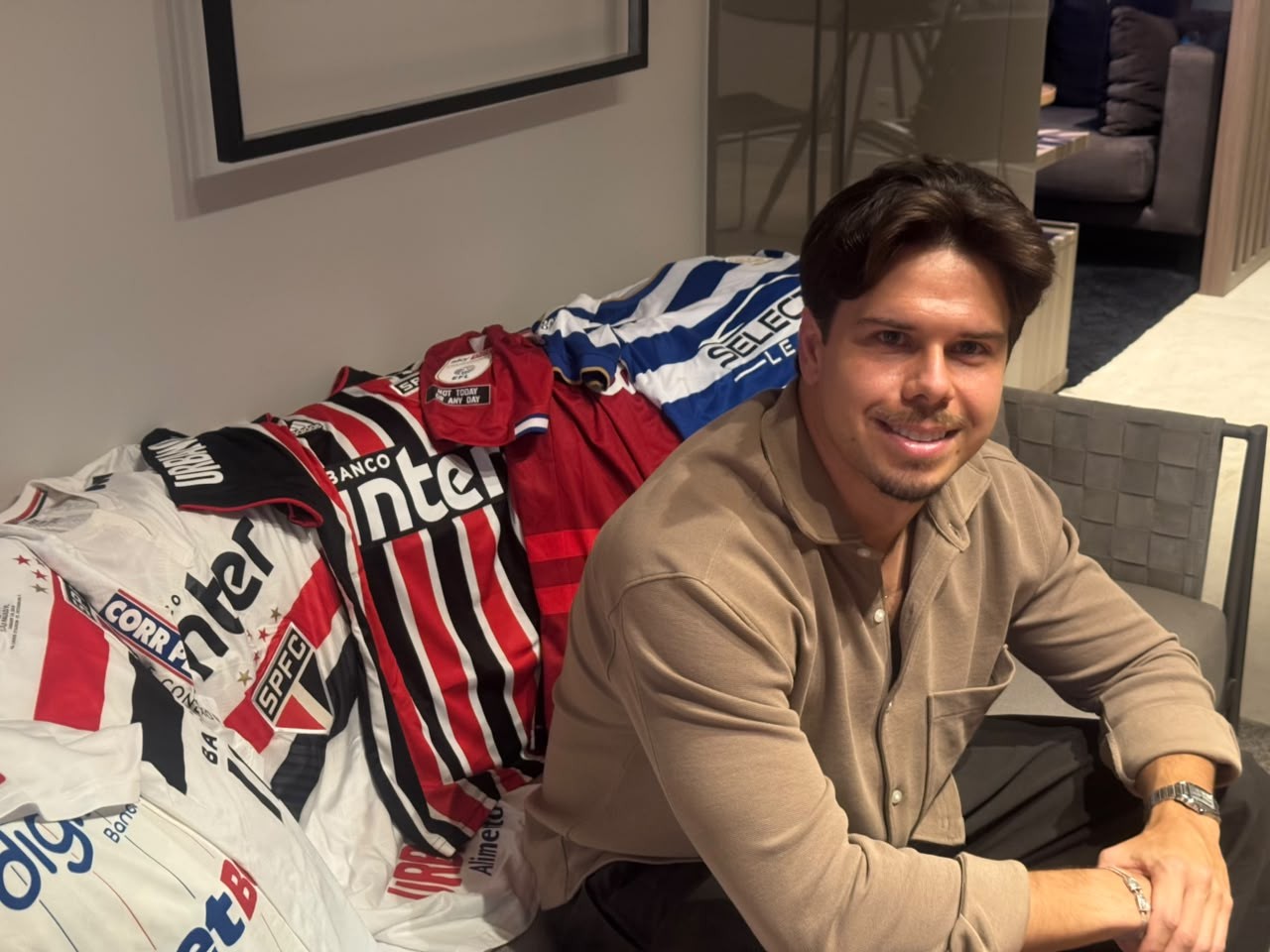 Felipe Araruna com camisas usadas durante a carreira