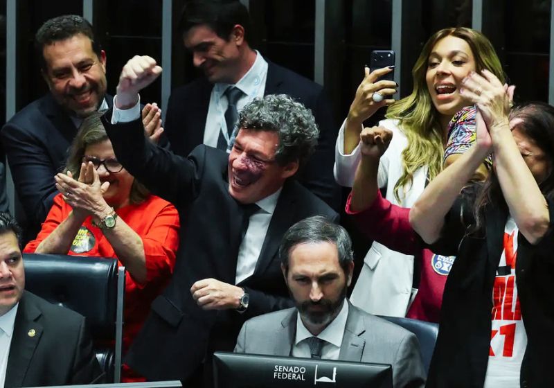Senadores durante sessão no Senado Federal