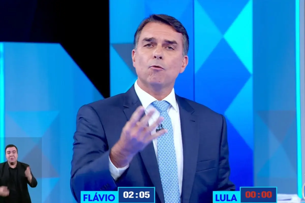 Flávio Bolsonaro durante debate presidencial da Globo