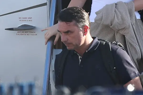 Flávio Bolsonaro desembarca de avião no Aeroporto Executivo de Opa-Locka, em Miami