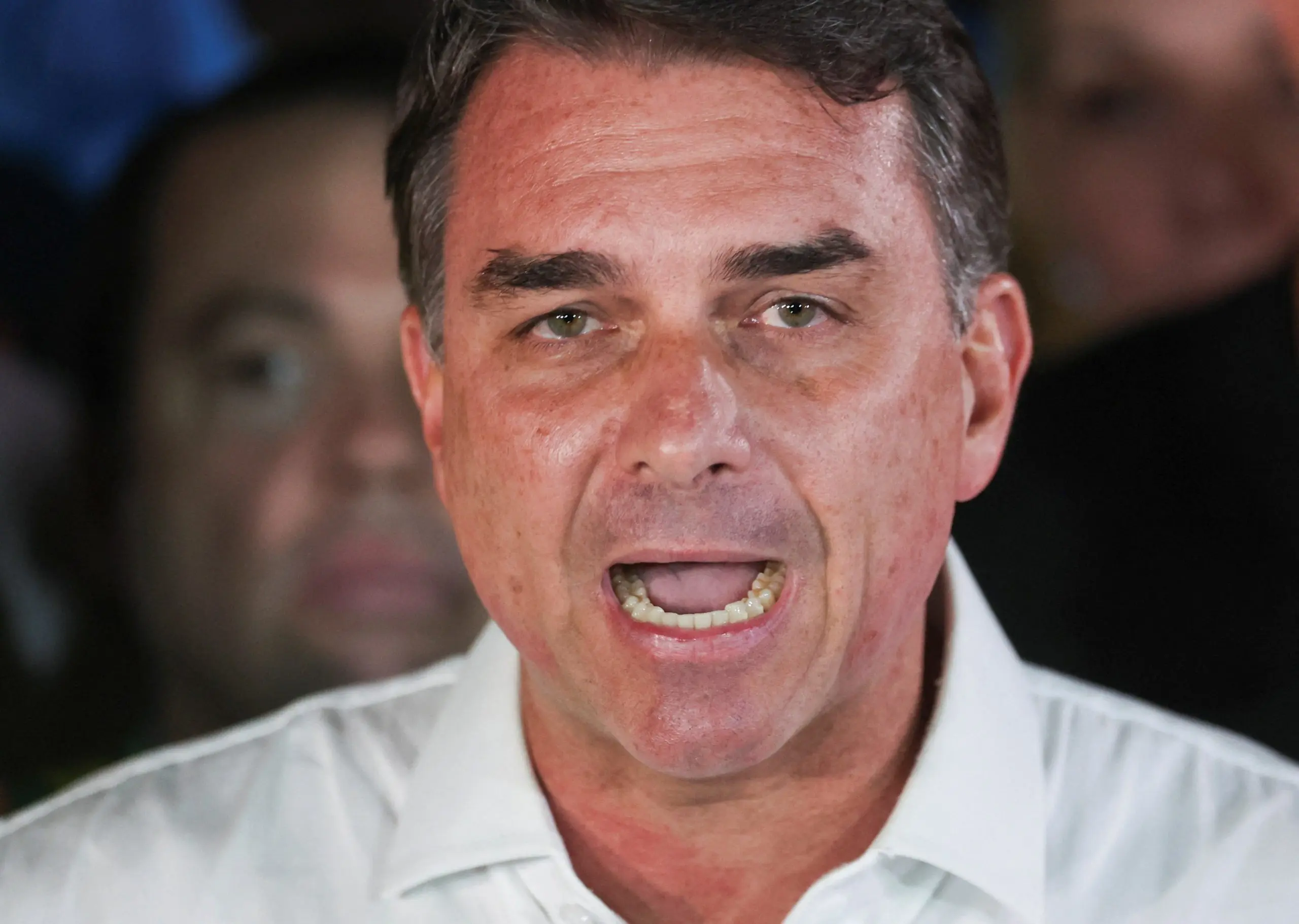 Flávio Bolsonaro e familiares entrando em um carro após saída de aeroporto nos Estados Unidos