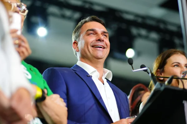 Flávio volta atrás e confirma presença em debate com Lula na Band no domingo