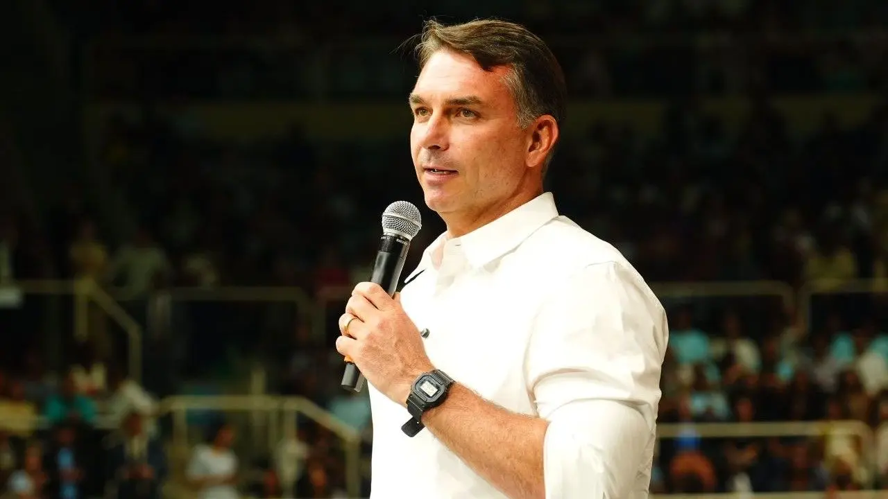 Flávio Bolsonaro discursa em ato de campanha