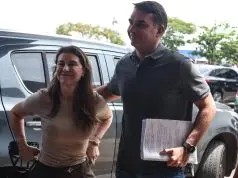 Flávio Bolsonaro e Fernanda no aeroporto antes de embarque para o Rio de Janeiro