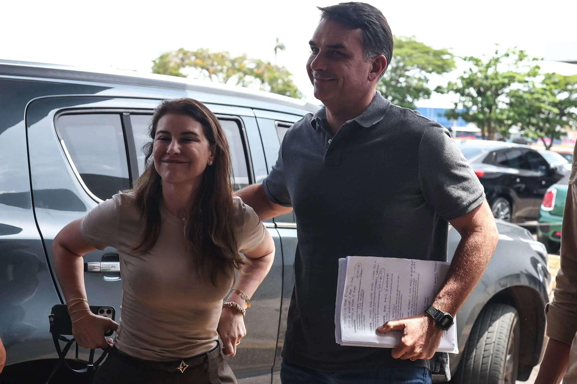 Flávio Bolsonaro e Fernanda no aeroporto antes de embarque para o Rio de Janeiro