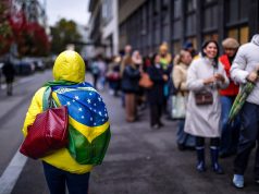 Eleitores brasileiros em seção eleitoral em Zurique, na Suíça