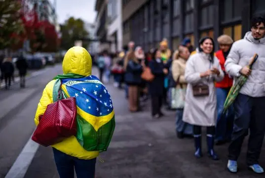 Eleitores brasileiros em seção eleitoral em Zurique, na Suíça