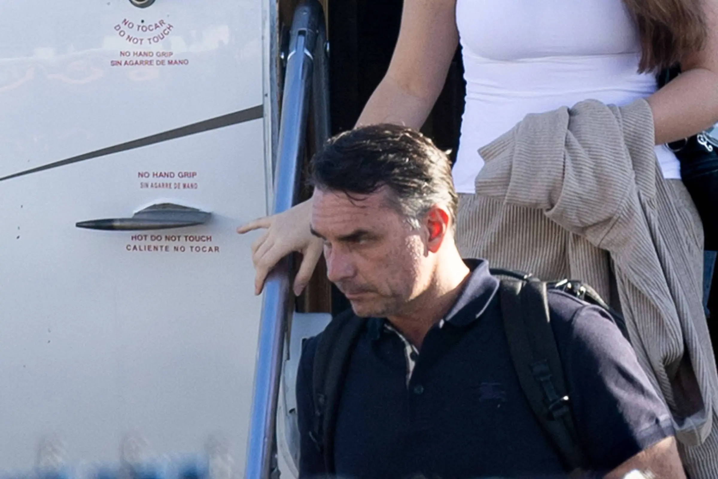Flávio Bolsonaro desembarca no aeroporto executivo de Opa-Locka, em Miami