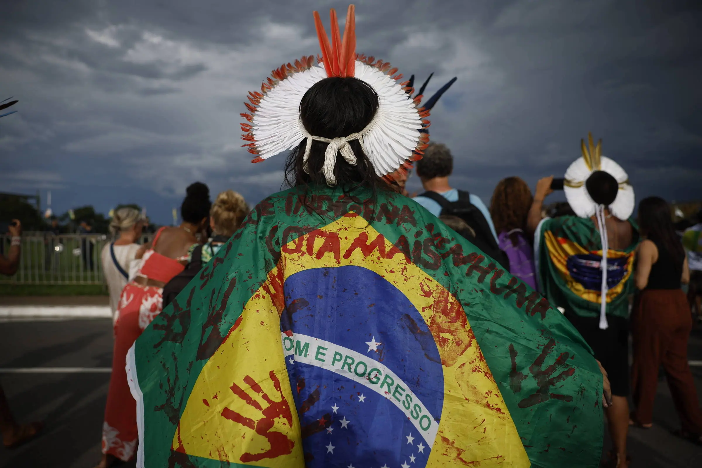Indígenas protestam em frente ao Congresso Nacional