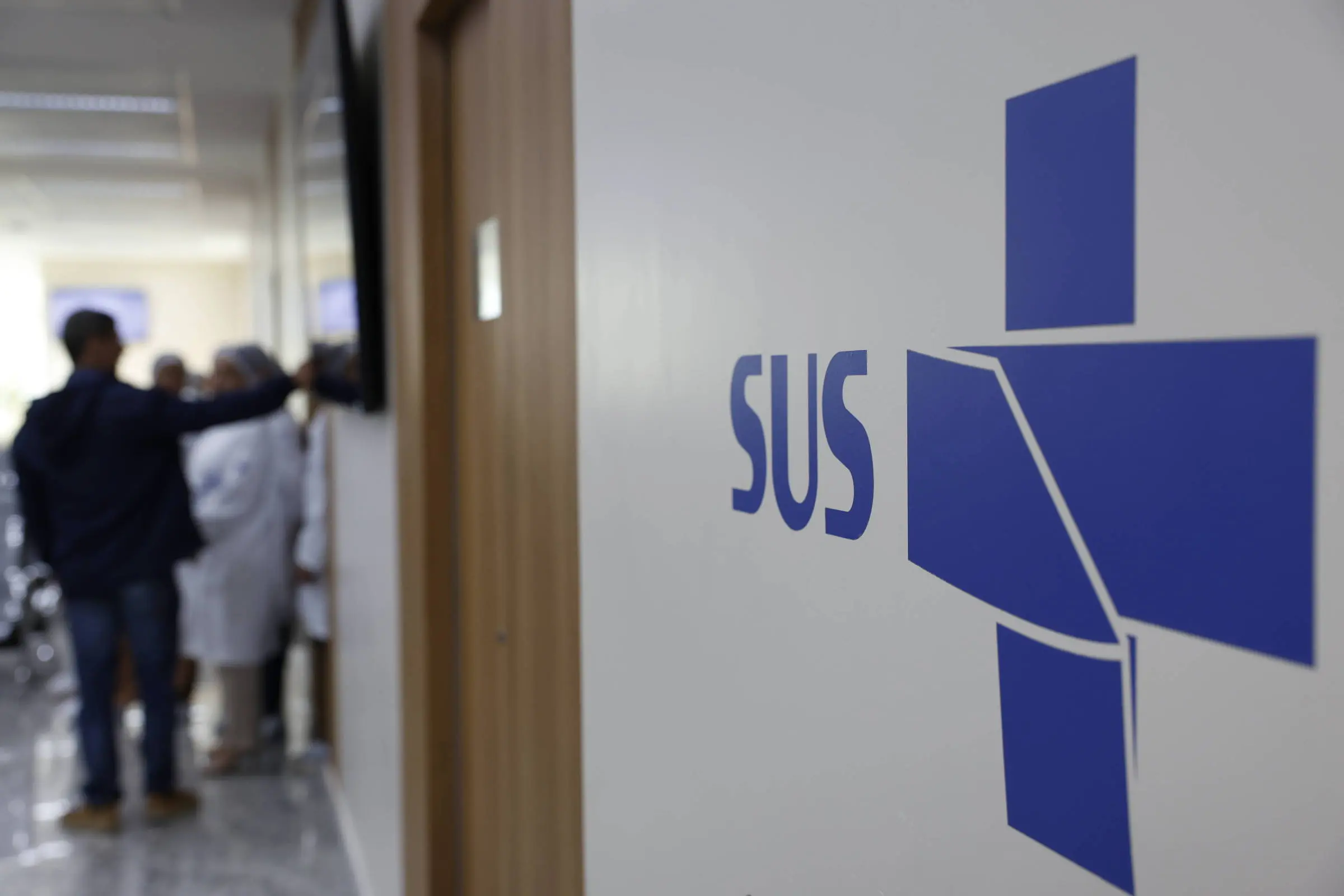 Logotipo do SUS em parede de unidade de saúde
