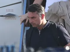 Flávio Bolsonaro desembarca de avião em aeroporto de Miami