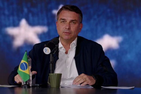 Flávio Bolsonaro foge de sabatina do SBT antes do 2º turno