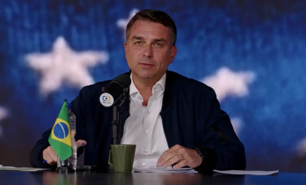 Flávio Bolsonaro durante transmissão semanal no YouTube