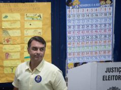 Flávio Bolsonaro vota em escola no Rio de Janeiro