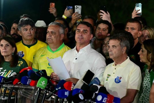 Flávio Bolsonaro durante declaração após o resultado eleitoral