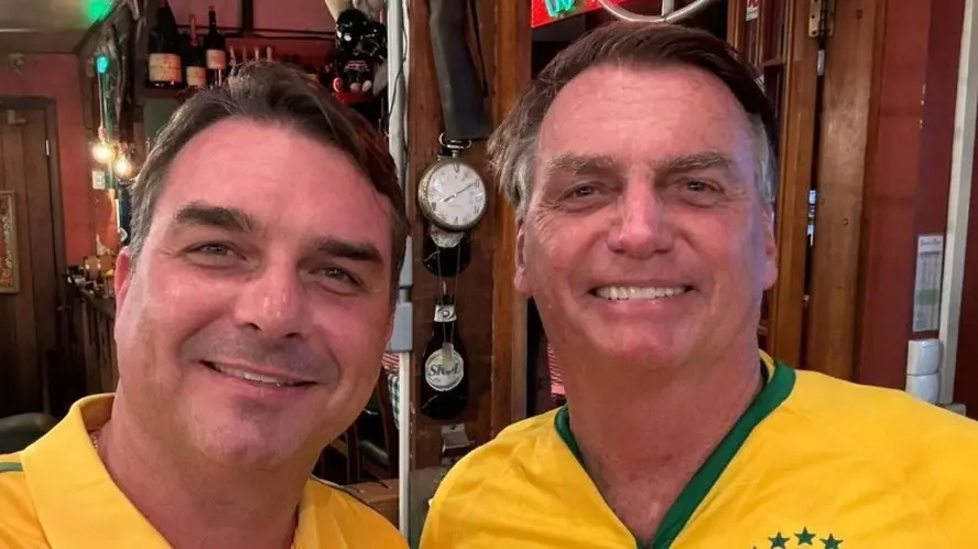Flávio Bolsonaro e Jair Bolsonaro lado a lado