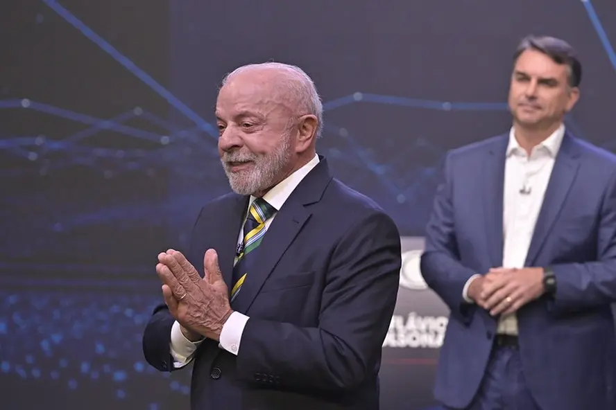 Lula e Flávio Bolsonaro no debate da Band