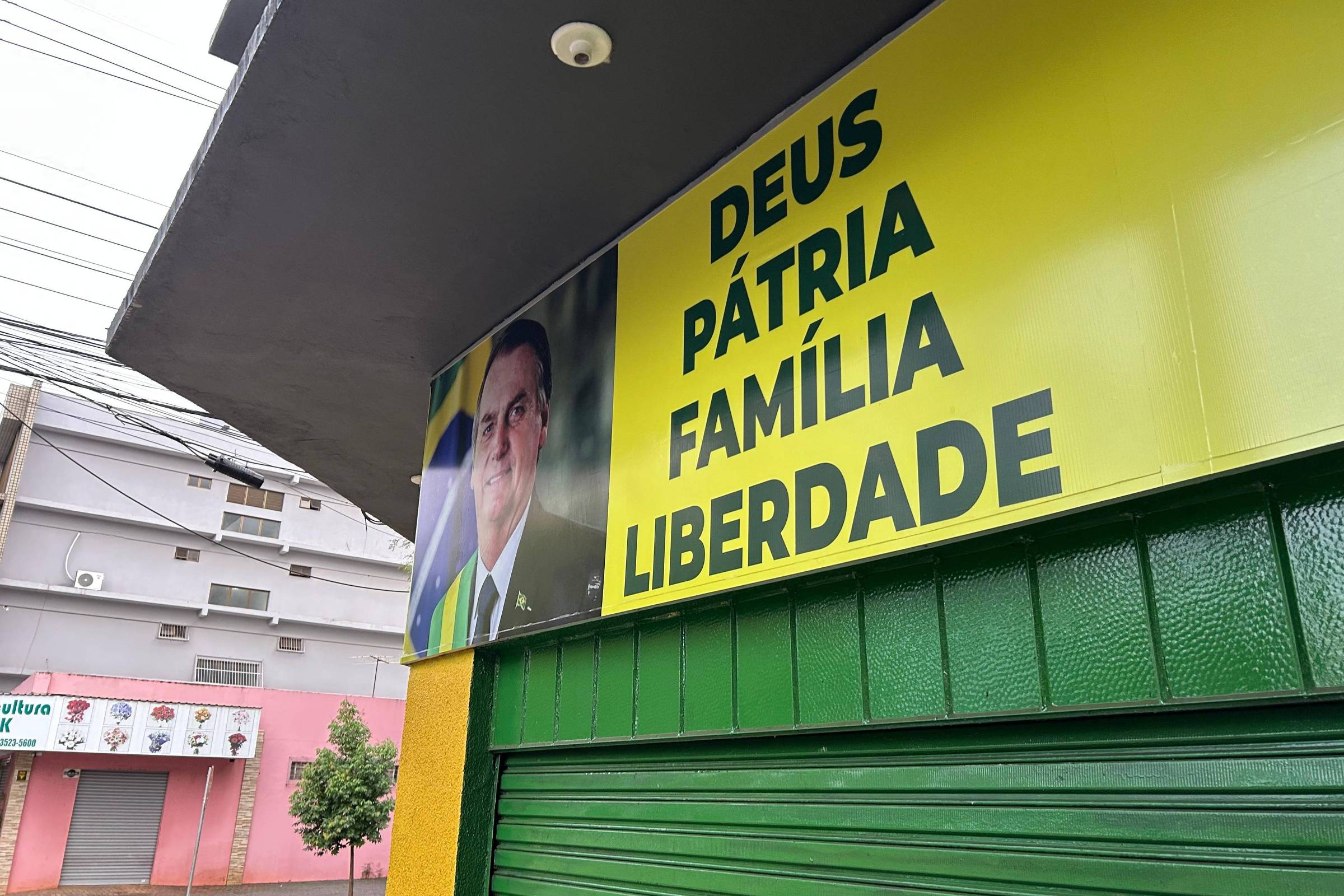 Fachada de comitê eleitoral em apoio a Flávio Bolsonaro em Foz do Iguaçu