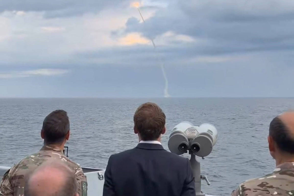 Emmanuel Macron observa lançamento de míssil na costa da Bretanha