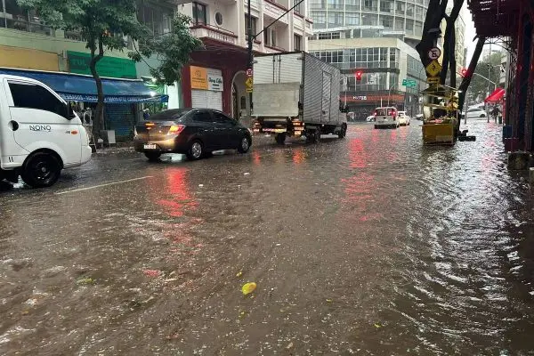 Frente fria leva chuva forte e derruba temperatura em São Paulo neste domingo