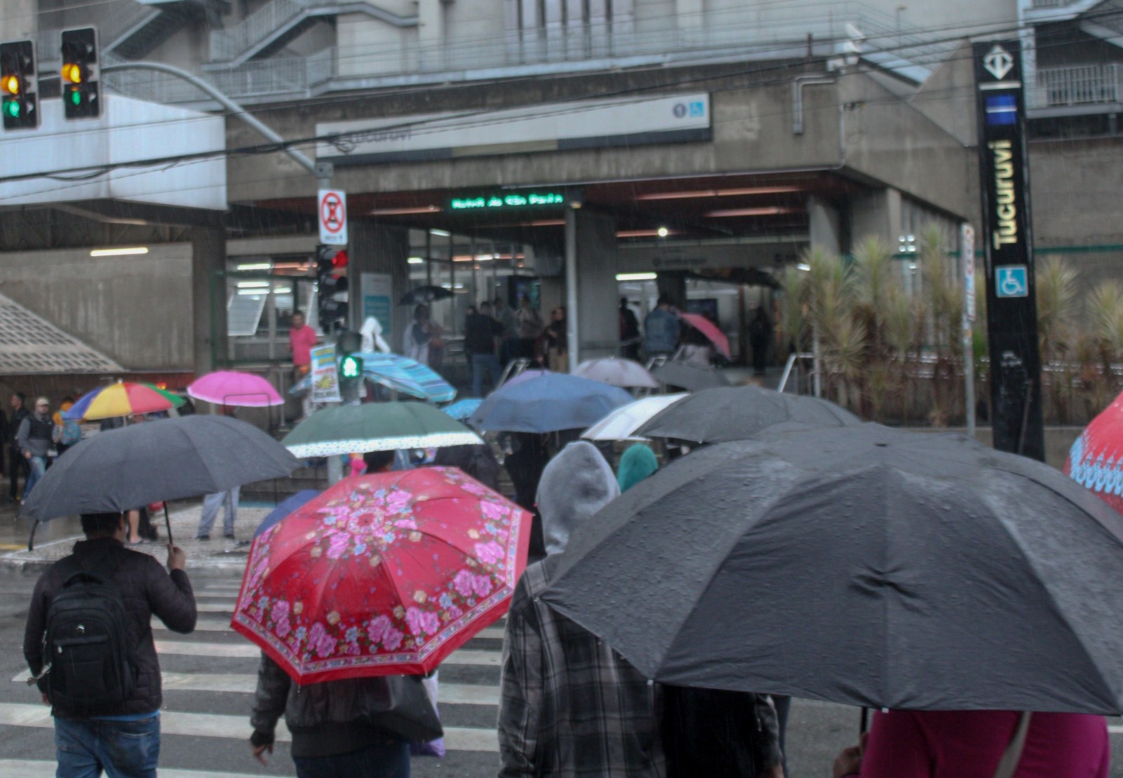 Rua de São Paulo sob chuva e frio