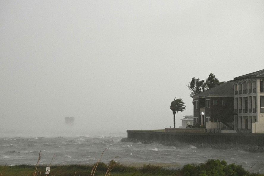 Casa à beira-mar danificada pelo furacão Isaías em Pensacola, na Flórida