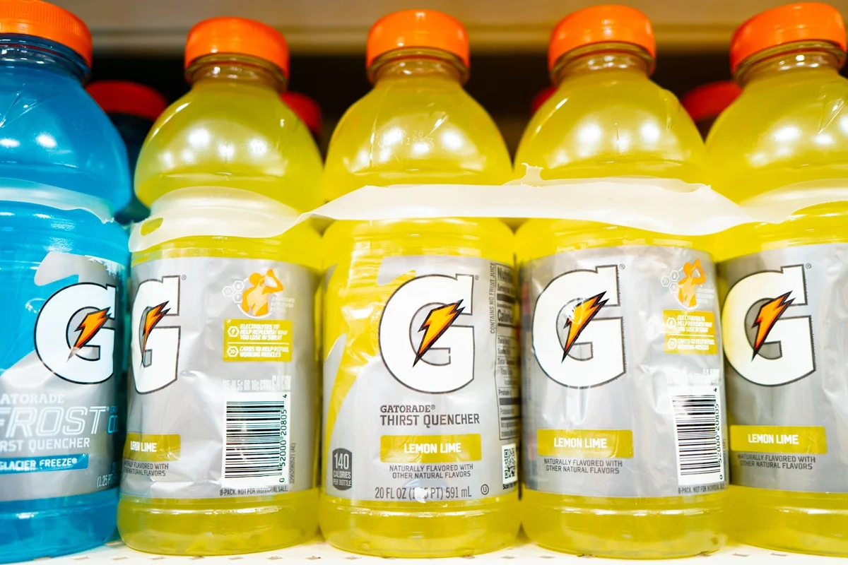 Garrafas de Gatorade em prateleira de loja