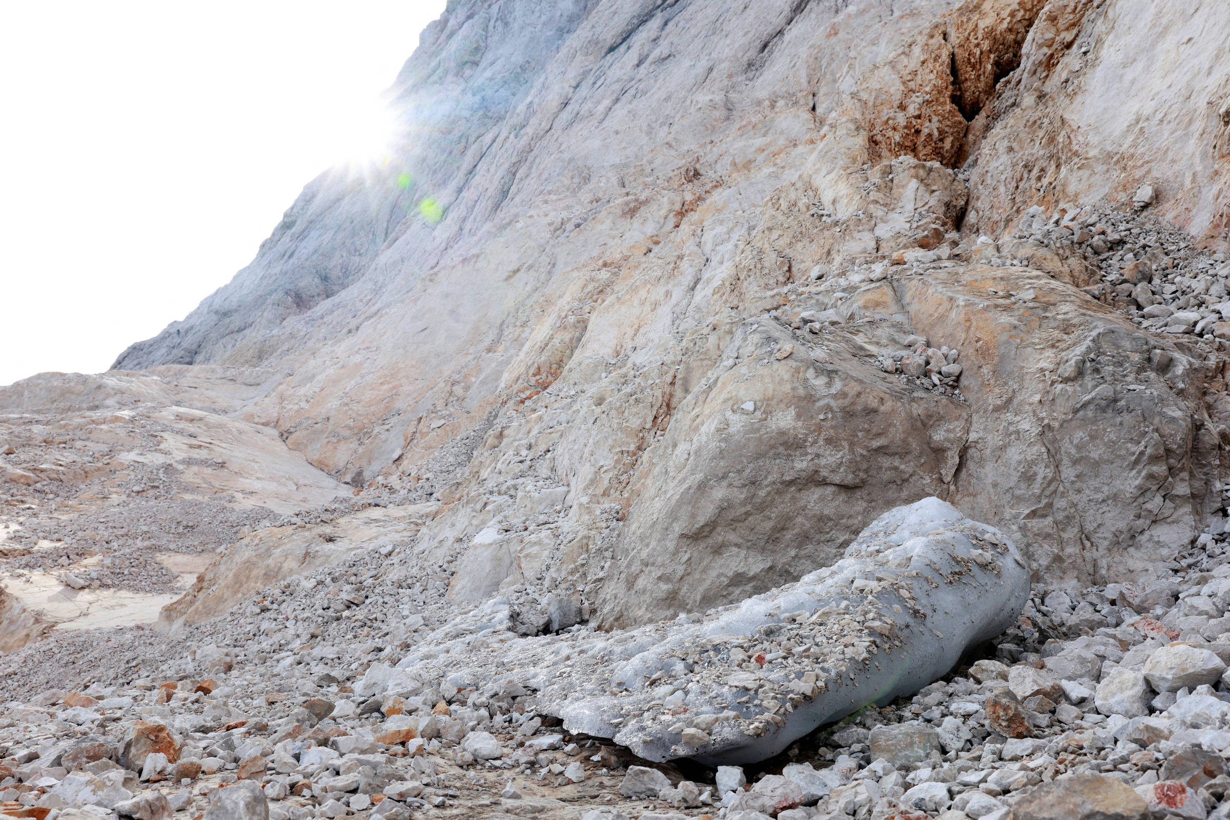 Fragmentos de gelo na região da geleira de Triglav, na Eslovênia
