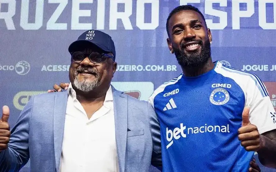 Gerson ao lado do pai Marcos Antonio da Silva na apresentação do Cruzeiro