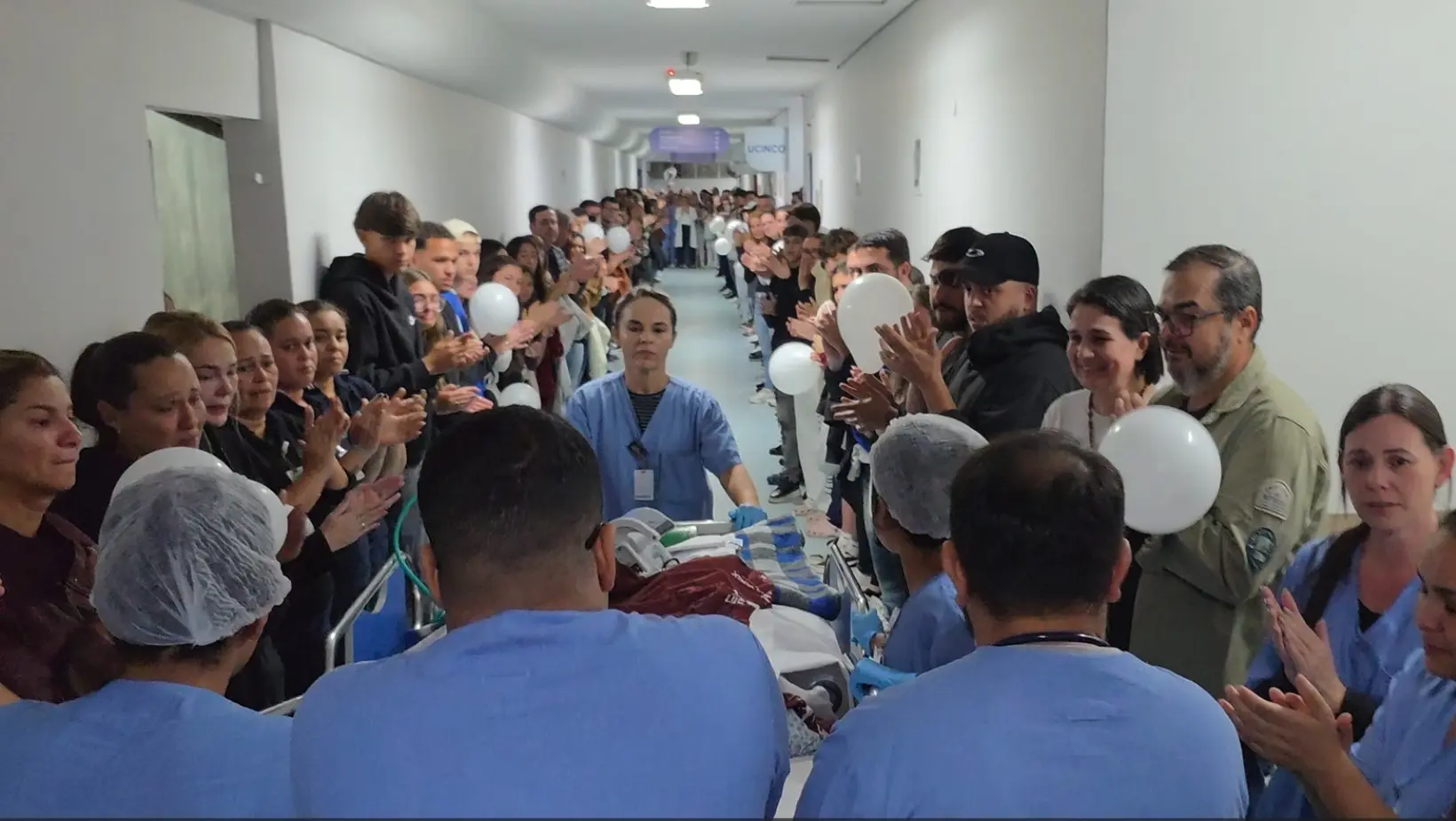 Pessoas fazem corredor de aplausos no Hospital Municipal de São José dos Campos