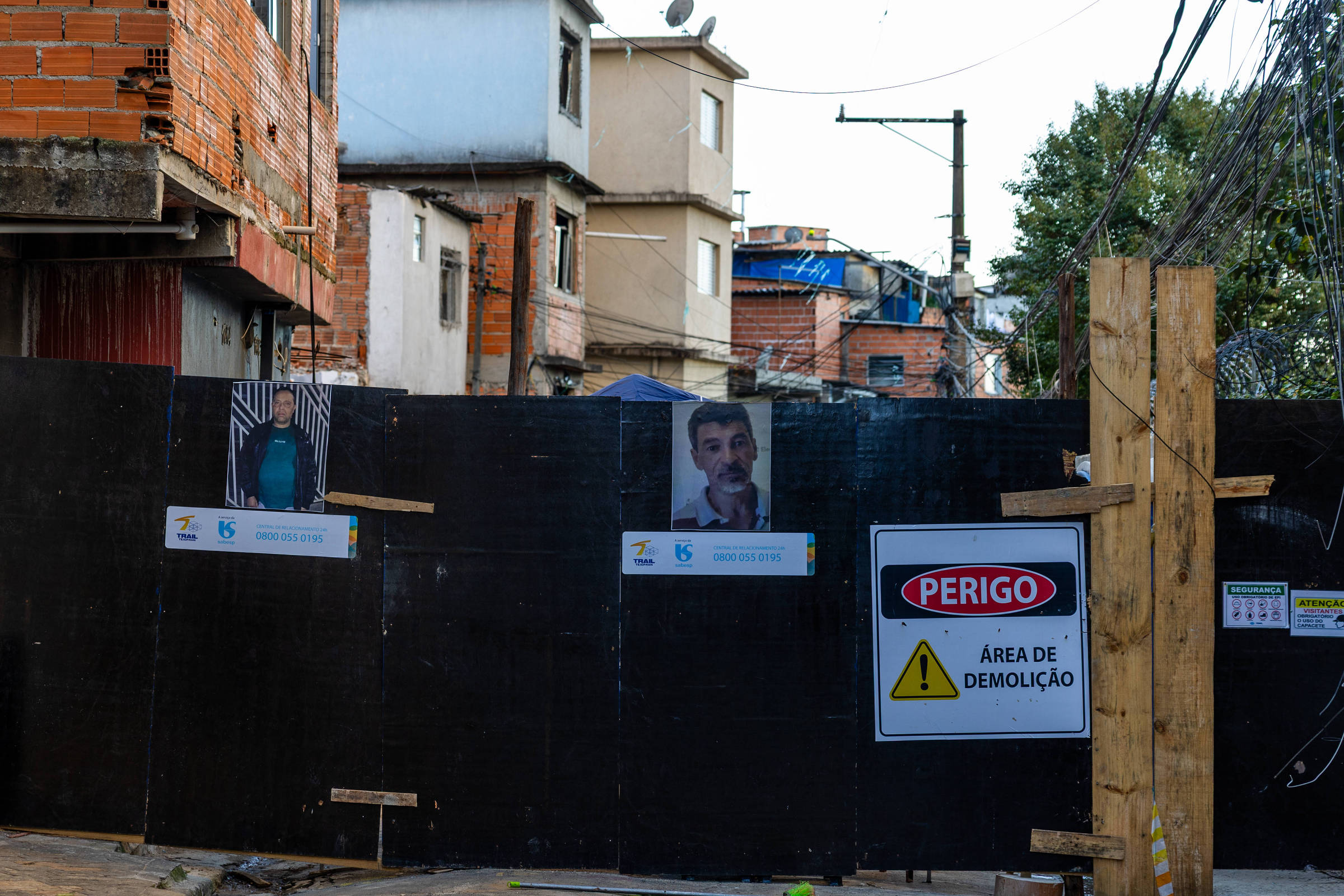 Tapumes bloqueiam entrada de rua no Jaguaré após explosão de gás