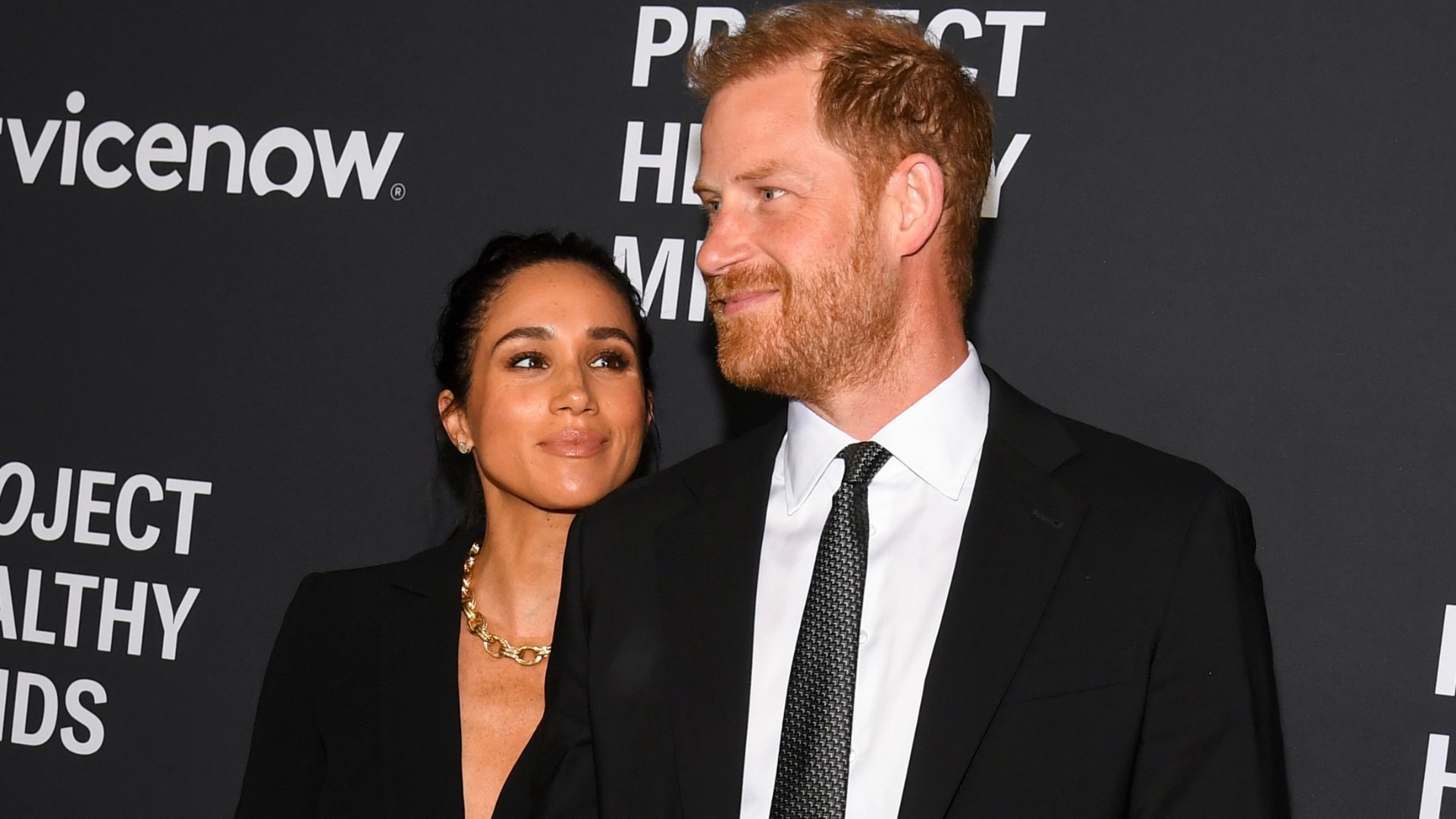 Príncipe Harry e Meghan Markle chegam ao Community Recording Studio em Nottingham