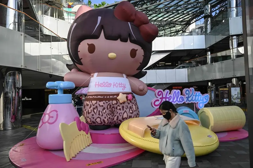 Figura inflável da Hello Kitty em shopping de Pequim