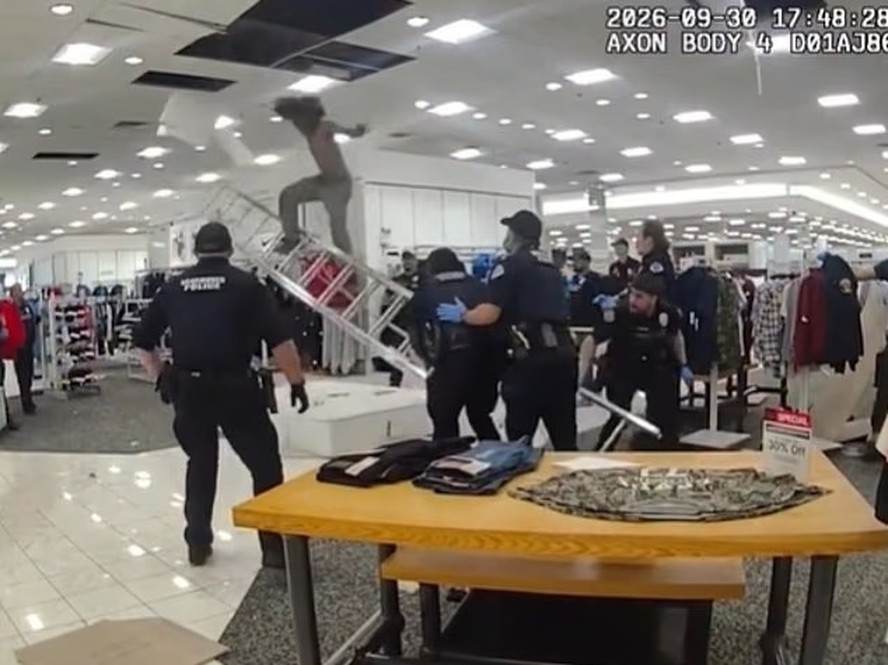 Homem cai do teto de loja sobre colchão colocado por policiais