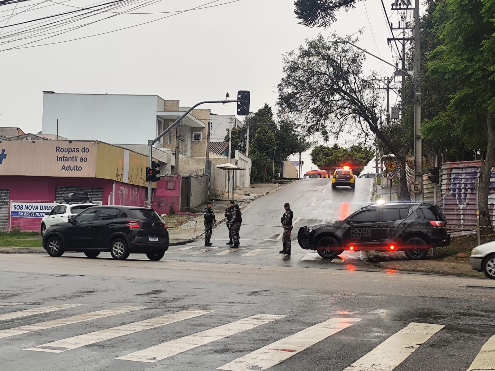 Região de CMEI isolada por equipes de segurança em Curitiba