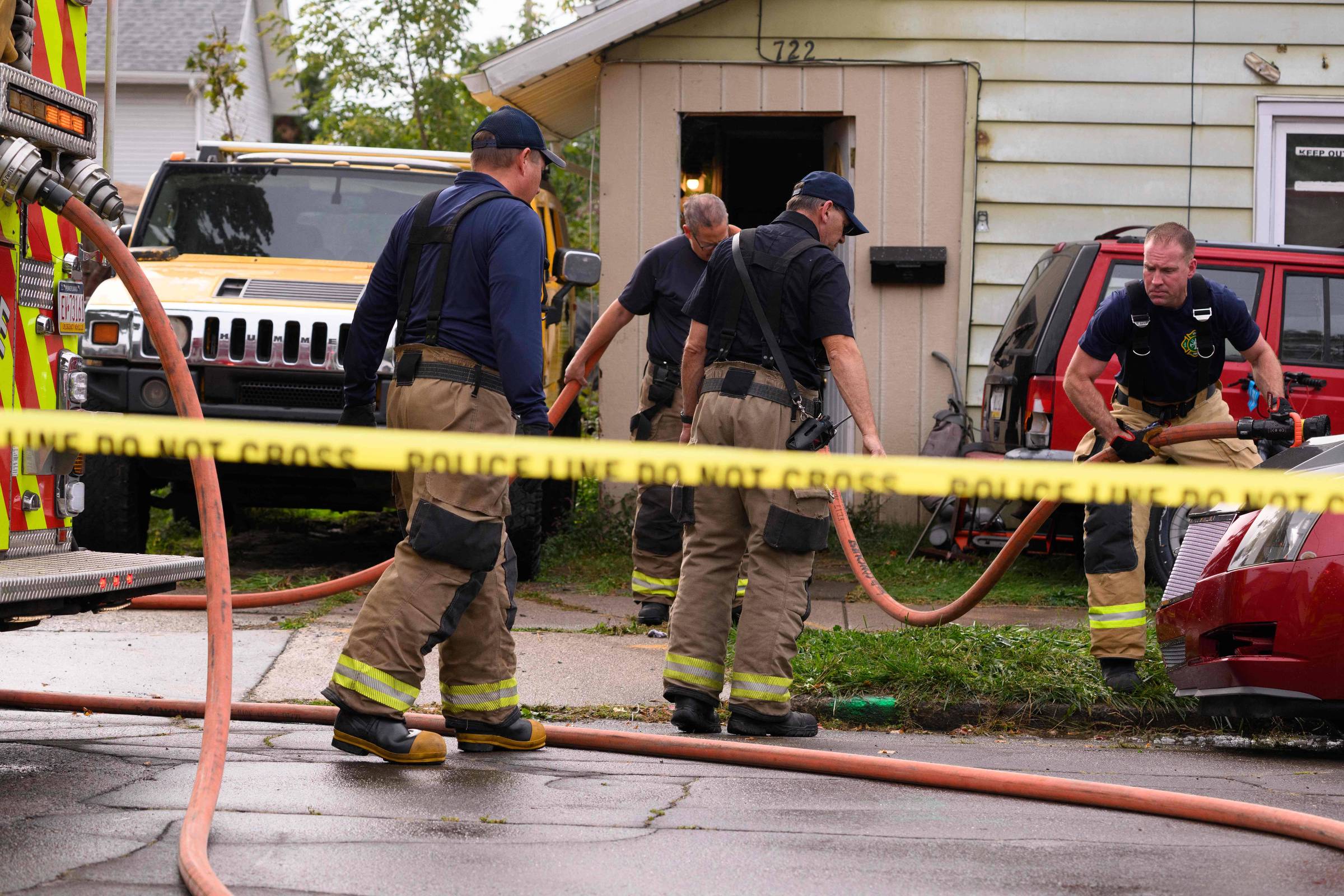 Bombeiros diante de casa isolada pela polícia em Erie, na Pensilvânia