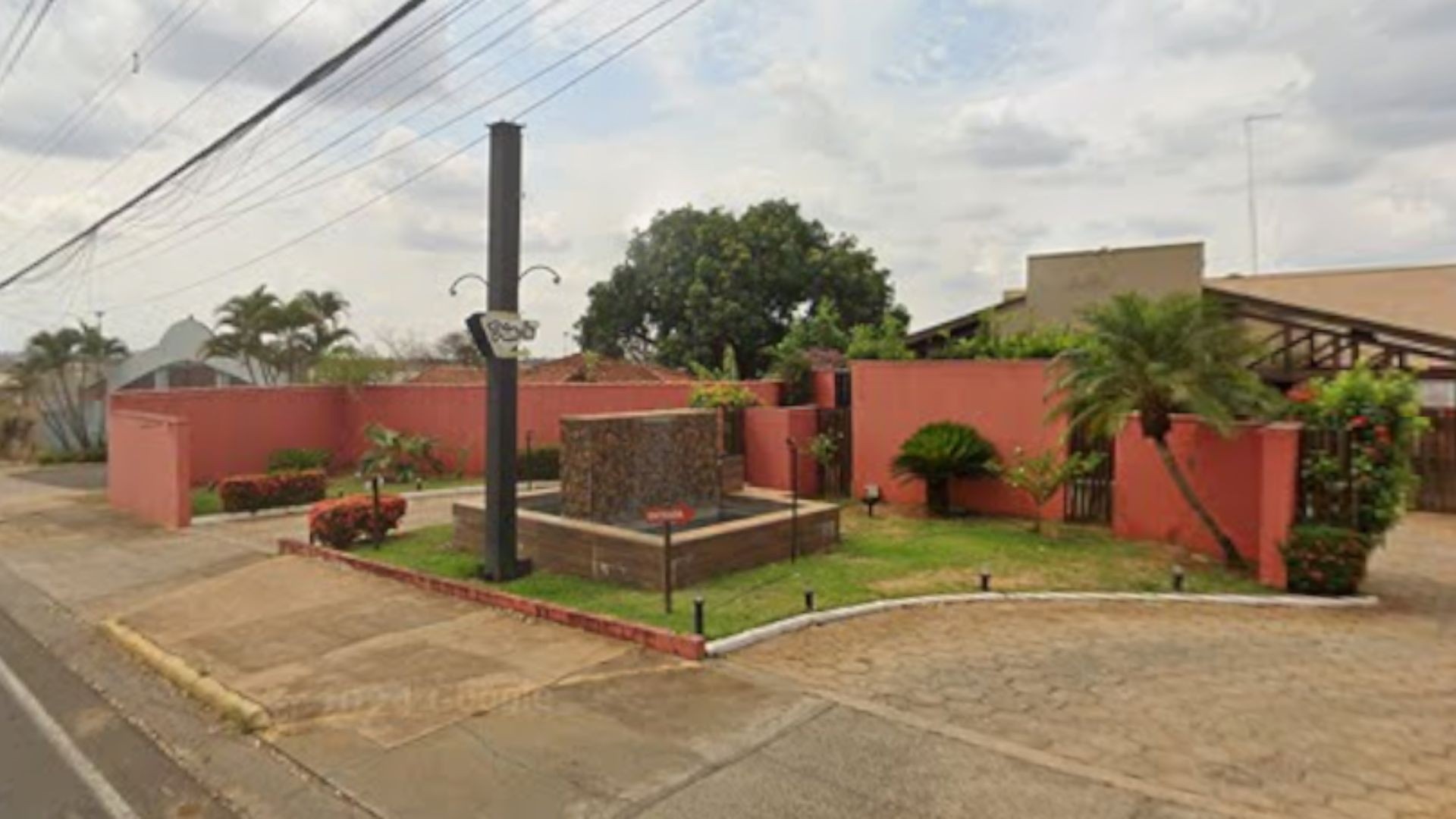 Entrada de motel em Catanduva