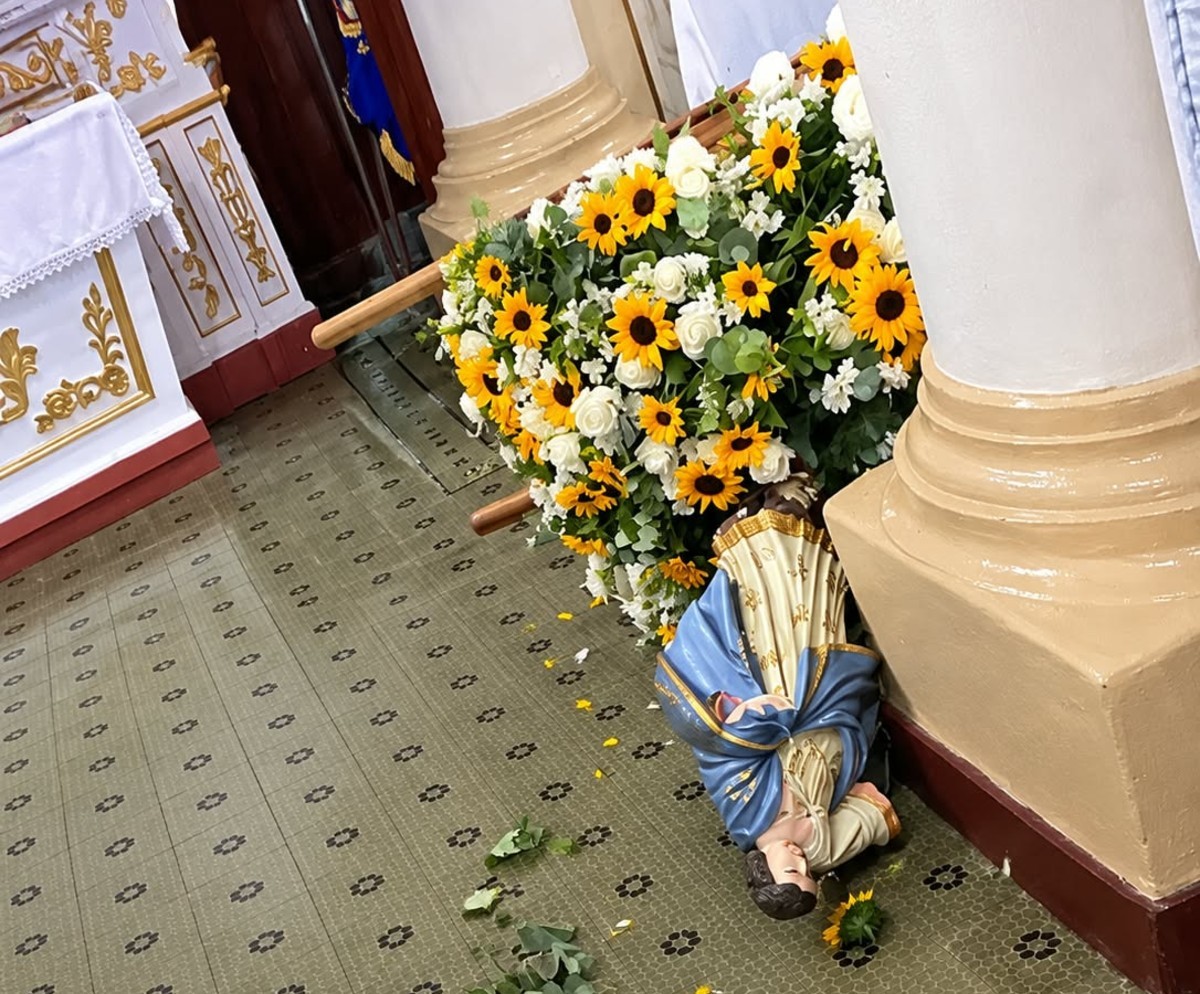 Imagem de Nossa Senhora do Rosário danificada em igreja de Resende Costa