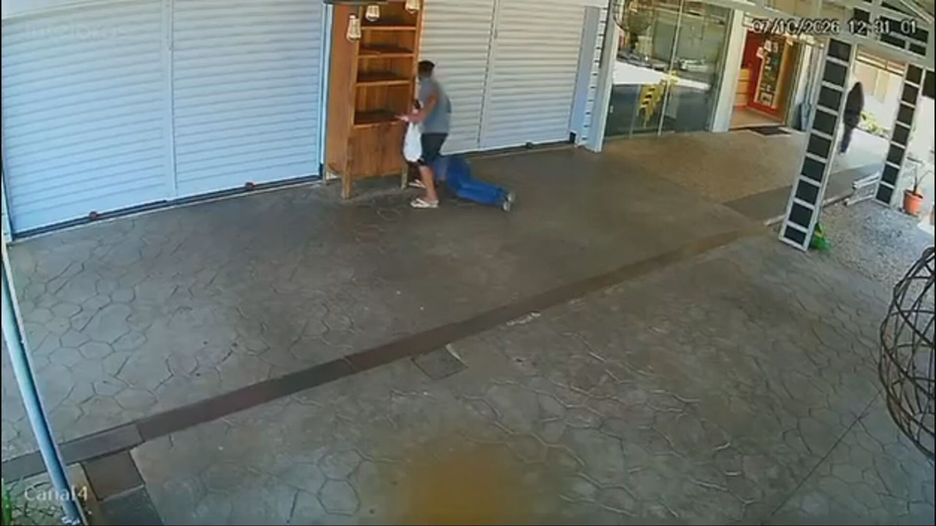 Imagem de câmera de segurança registra furto de celular no Lago Sul