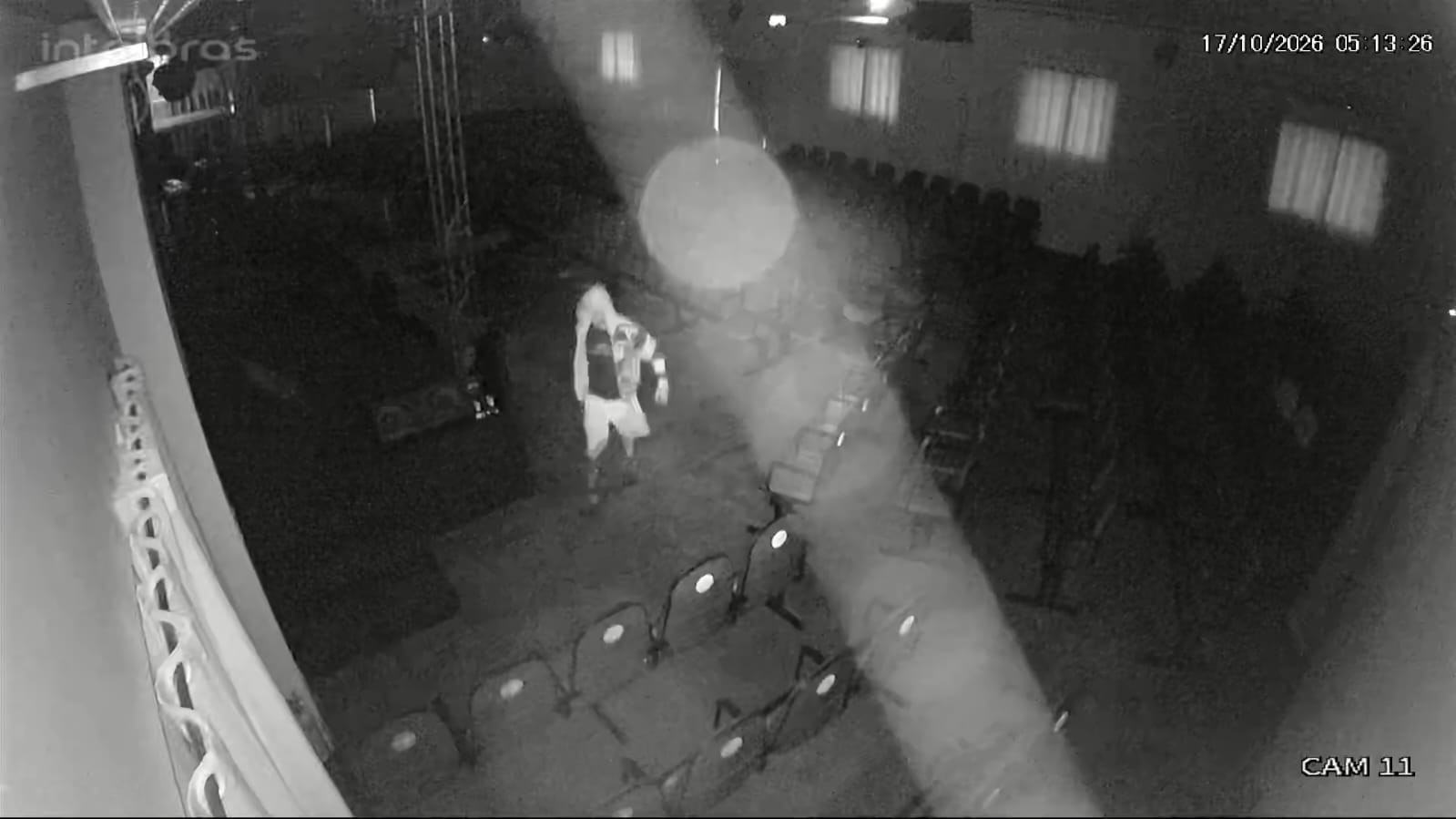 Homem dentro de igreja evangélica durante furto em Cruzeiro