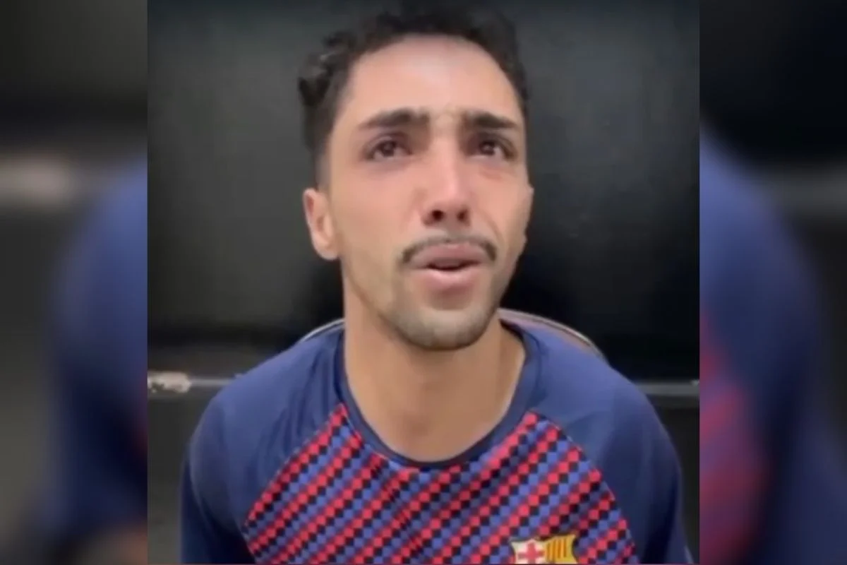 Matheus Isac Cardoso Silva sentado durante abordagem policial