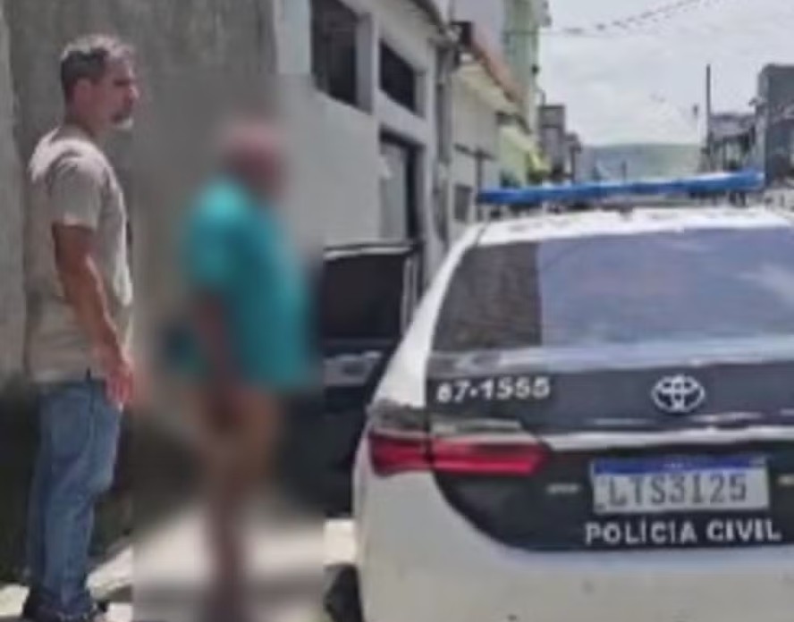 Homem detido por policiais em Volta Redonda