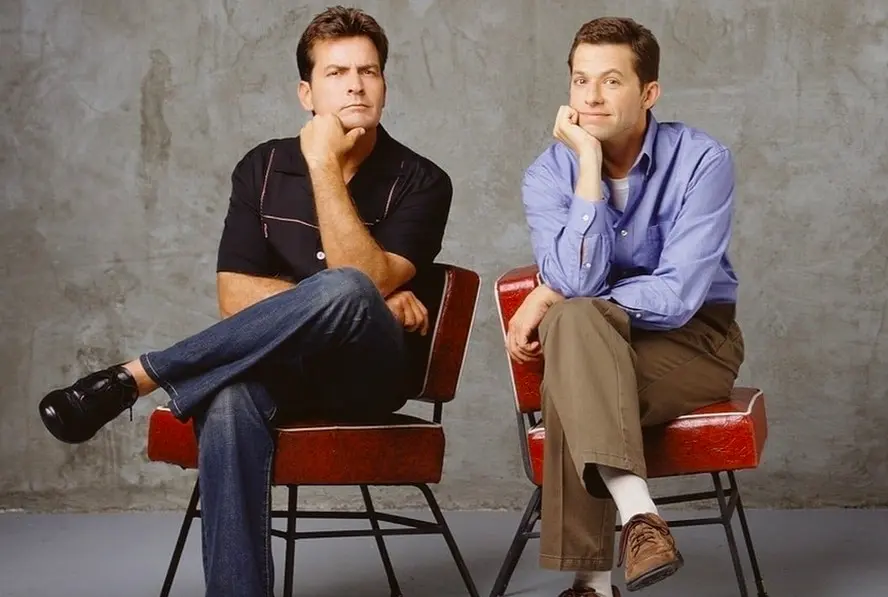Charlie Sheen e Jon Cryer em divulgação de Two and a Half Men