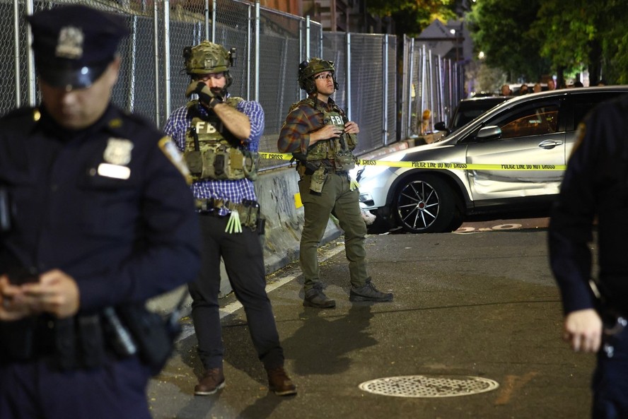 Policiais e veículos do ICE em rua de Nova York