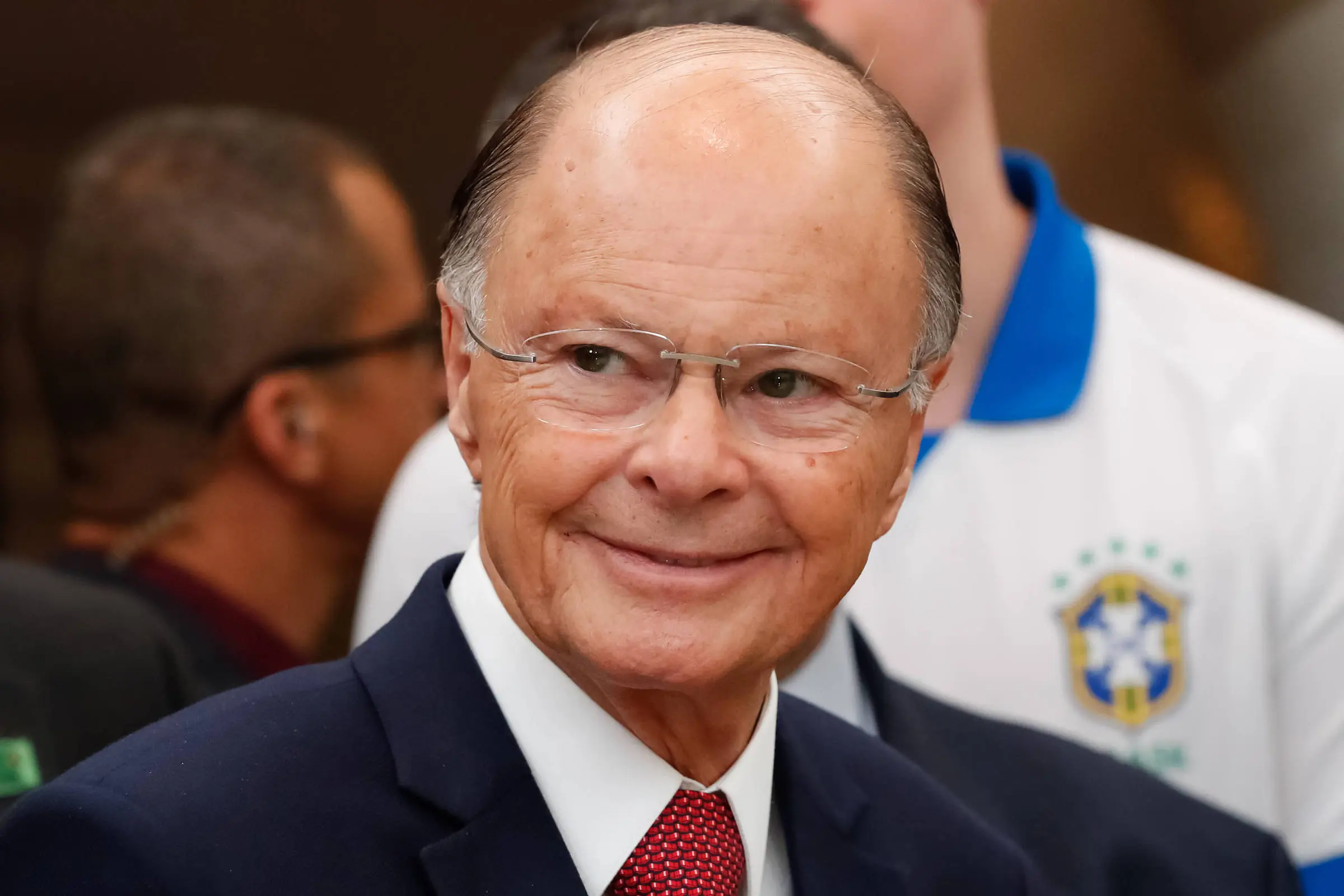 Edir Macedo de terno e gravata vermelha
